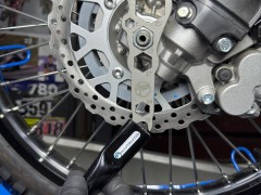 MotoPERIMETRO 2408 Llave múltiple combinada ruedas neumáticos cartuchera herramientas Bajaj BMW Honda Kawasaki Suzuki Benelli KTM Beta Ducati Voge Royal Enfield Triumph Aprilia Motomorini Vespa CF-Moto Zontes Moribidelli RVM QJ Kymco